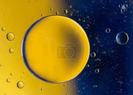 abstraktes Makro mit Öltropfen im Wasser, die wie Planeten im All aussehen.