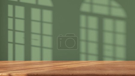 Téléchargez les photos : Table en bois avec fond mural en stuc vert avec faisceau de lumière de fenêtre et ombre. Présentation du produit maquette. Concept de design intérieur vide - en image libre de droit