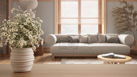 Holztischplatte oder Regal mit Keramikvase mit Gänseblümchen, Wildblumen, über japanischem Holz Wohnzimmer im minimalistischen Stil, modernes Raumkonzept