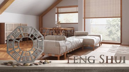 Holztischregal mit Ba Gua, Kieselsteinen und Bambuspflanzen, über minimalem weißem Wohn- und Esszimmer in Dachgeschosswohnung, Zen-Konzept Innenarchitektur