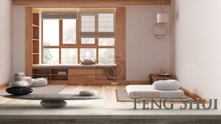 Foto de Estante de mesa vintage de madera con equilibrio de piedra y letras 3D que hacen que la palabra feng shui sobre la sala de meditación mínima en estilo japonés, diseño de interiores concepto zen - Imagen libre de derechos