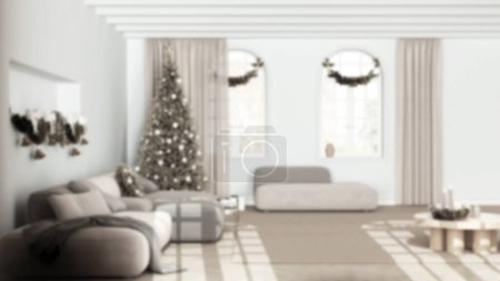 Téléchargez les photos : Fond flou, salon moderne minimal avec parquet et plafond voûté, canapé et tapis en velours. Arbre de Noël et décors, hiver, nouvel an design d'intérieur - en image libre de droit