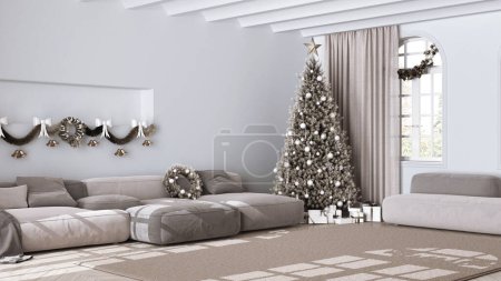 Téléchargez les photos : Arbre de Noël et cadeaux dans le salon scandinave avec canapé et tapis. Parquet et plafond voûté, design intérieur minimaliste moderne blanc et gris - en image libre de droit