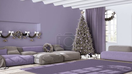 Téléchargez les photos : Arbre de Noël et cadeaux dans le salon scandinave avec canapé et tapis. Parquet et plafond voûté, design intérieur minimaliste moderne blanc et violet - en image libre de droit