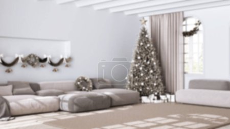 Téléchargez les photos : Fond flou, sapin de Noël et présente dans le salon moderne avec canapé et tapis. Parquet et plafond voûté, Design d'intérieur minimaliste moderne - en image libre de droit