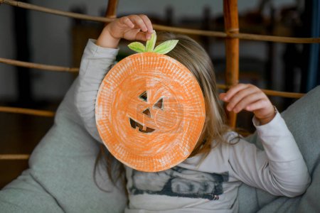 Foto de Niños haciendo decoraciones de Halloween papel de colores - Imagen libre de derechos
