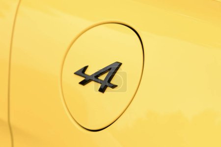 Téléchargez les photos : DIEPPE, FRANCE - 14 MAI 2023 : Logo des voitures Renault Alpine classiques. - en image libre de droit