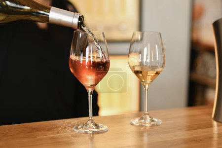 Téléchargez les photos : Barman verse rose et vin blanc français - en image libre de droit