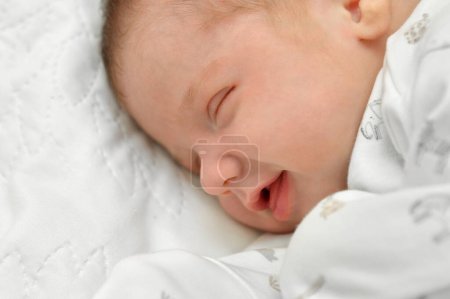 Foto de El bebé recién nacido duerme los primeros días en un hospital - Imagen libre de derechos
