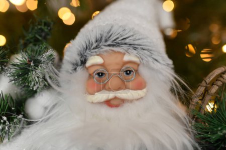 Foto de Decoraciones de Navidad Santa Claus de pie bajo el árbol de Navidad - Imagen libre de derechos