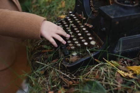 Téléchargez les photos : Ancienne machine à écrire. Machine à écrire Photo gros plan. - en image libre de droit