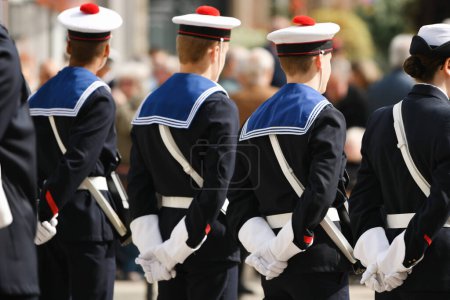 Téléchargez les photos : Marins français en gants blancs et bérets avec un pompon rouge. casquette marine française. 8 mai - en image libre de droit