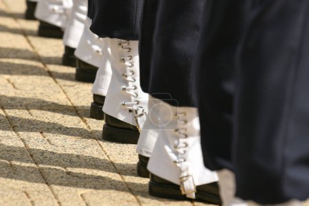 Téléchargez les photos : Chaussures de marin militaire français lors d'un défilé du 8 mai - en image libre de droit