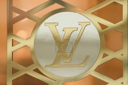 Foto de LILLE, FRANCIA - 21 DE FEBRERO DE 2024: Signo de logotipo dorado de Louis Vuitton LV - Imagen libre de derechos