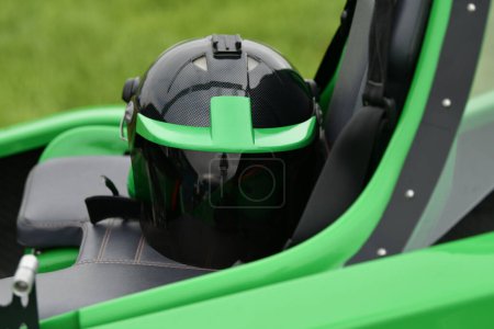 Helm auf einem grünen Tragschrauber auf dem Flugplatz