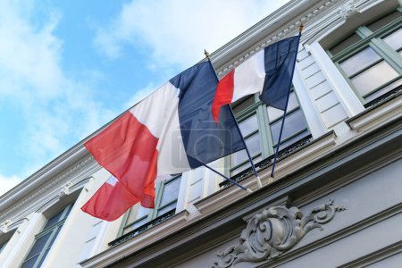 Drapeau français devant la mairie de Paris France