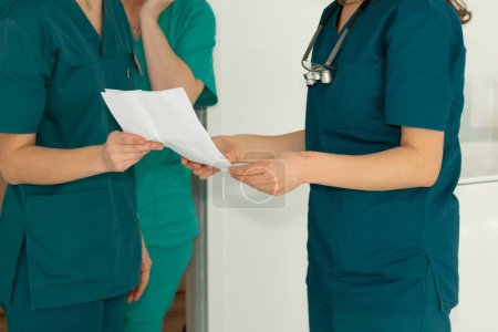 Un conseil de médecins lit des documents sur l'euthanasie à l'hôpital