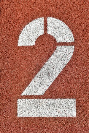 El número dos en la pista roja está numerado en un estadio