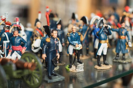 Téléchargez les photos : Soldats en uniforme dans un magasin vintage France - en image libre de droit