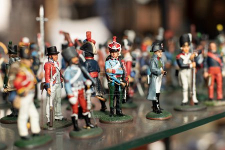 Foto de Soldados de hojalata en uniforme en una tienda vintage Francia - Imagen libre de derechos