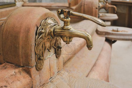 Vintage-Wasserhahn mit Mineralwasserquelle in vichy, Frankreich.