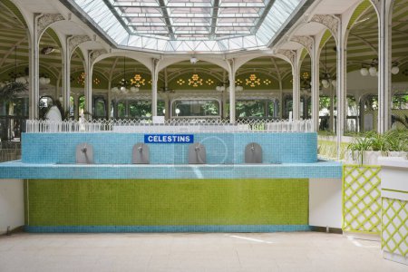 Téléchargez les photos : Galerie de boissons avec eau minérale dans la ville de Vichy en France - en image libre de droit