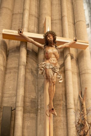Una estatua de Jesús colgando en una cruz en una iglesia