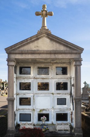 Columbario familiar para entierro de urnas con cenizas o ataúdes Antiguo cementerio europeo con tumbas