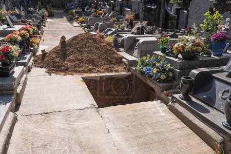 Une tombe fraîchement creusée dans le cimetière. Tombe ouverte dans le cimetière.