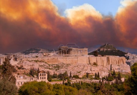 Blick auf die Akropolis und den Parthenon vor dem Hintergrund von Brandrauch in Athen, Griechenland