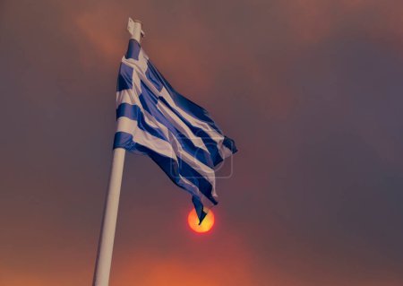 Bandera griega en el fondo del humo de los incendios en Grecia