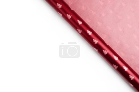 Téléchargez les photos : Rouleau de papier d'emballage de Noël rouge isolé sur fond blanc. Carte Nouvel An, vue du dessus, espace de copie - en image libre de droit