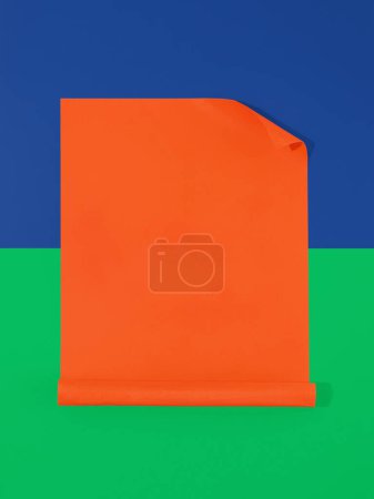 Foto de Fondo multicolor hecho de papel de diferentes colores, espacio de copia sobre fondo naranja - Imagen libre de derechos