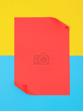 Foto de Fondo multicolor hecho de papel de diferentes colores, espacio de copia sobre fondo de coral - Imagen libre de derechos