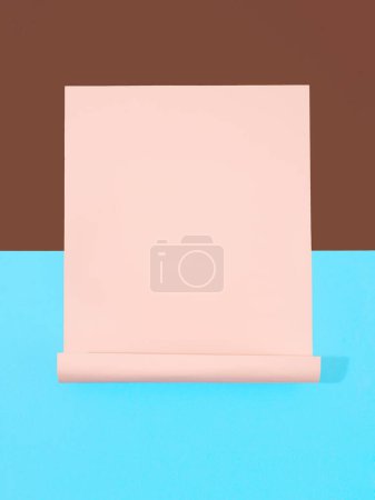 Foto de Fondo multicolor hecho de papel de diferentes colores, copia el espacio sobre un fondo beige - Imagen libre de derechos