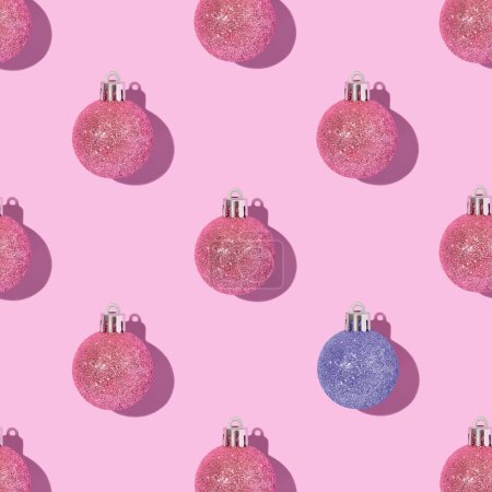 Foto de Bolas de Navidad brillantes rosadas sobre un fondo pastel rosado. Patrón creativo de Navidad - Imagen libre de derechos