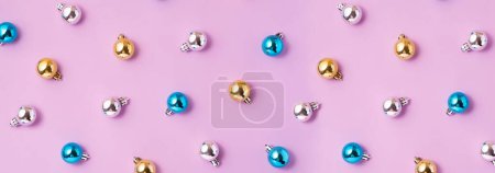 Téléchargez les photos : Boules de Noël créatives motif de décoration sur fond rose. Concept de Noël minimal, vue de dessus - en image libre de droit