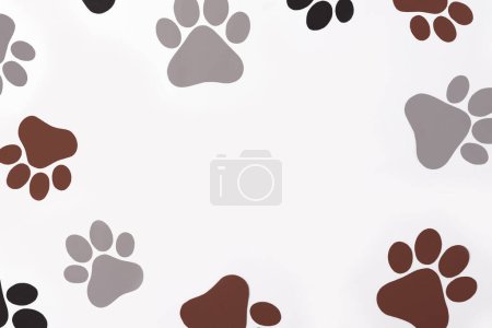 Téléchargez les photos : Pattes de chien sur fond blanc, motif pattes de chien. National Puppy Day concept créatif, vue de dessus - en image libre de droit