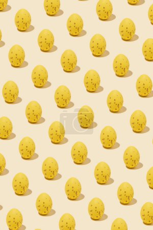 Téléchargez les photos : Modèle de jaune brillant oeuf de Pâques ombre coulée sur fond jaune, concept de minimalisme, espace de copie - en image libre de droit