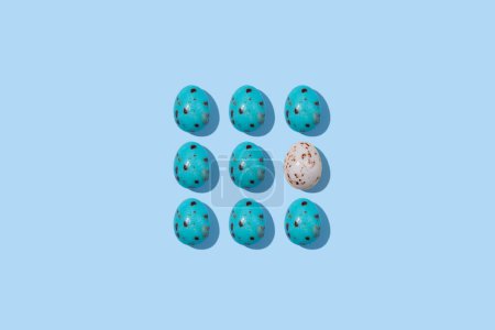 Foto de Patrón de hermosos huevos de pollo azul para Pascua sobre fondo azul, vista superior - Imagen libre de derechos