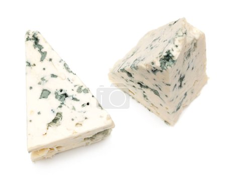Téléchargez les photos : Cut of blue cheese isolated on white background. macro. clipping path - en image libre de droit