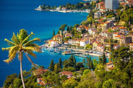 Téléchargez les photos : Ville de Volosko sur Opatija Riviera vue sur colofrul, baie de Kvarner en Croatie - en image libre de droit