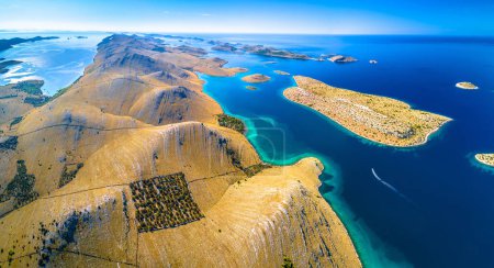 Increíble vista aérea panorámica del archipiélago del parque nacional de las Islas Kornati, paisaje de Dalmacia, Croacia
