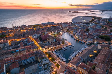 Téléchargez les photos : Ville de Grado vue aérienne sur le coucher du soleil, région Frioul-Vénétie Julienne en Italie - en image libre de droit