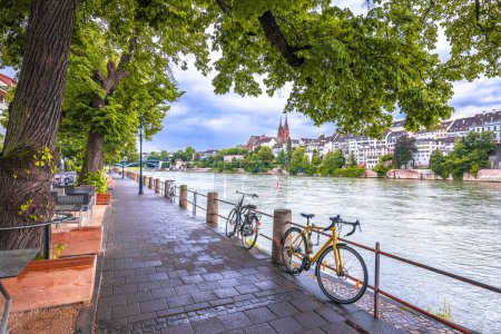 Foto de Basel. Rhine river green waterfront and Basel Minster view, northwestern Switzerland - Imagen libre de derechos