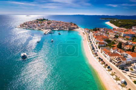 Téléchargez les photos : Scenic town and beaches of Primosten aerial view, turquoise archipelago and historic architecture of Croatia - en image libre de droit