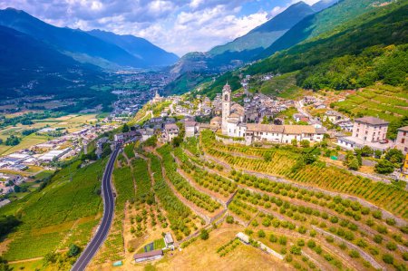 Foto de Pueblo de Poggiridenti vista aérea, Provincia de Sondrio, Alpes Dolomitas, Italia - Imagen libre de derechos