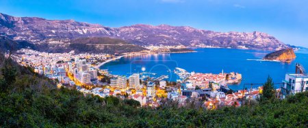 Stadt Budva Strand und moderne Küstenarchitektur Abendpanorama, Archipel von Montenegro
