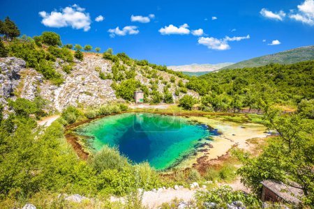 Foto de Fuente del río Cetina o el ojo de la vista de la Tierra, Dalmacia Hinterland de Croacia - Imagen libre de derechos