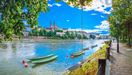 Foto de Basilea. Rin río frente al mar verde en la ciudad de Basilea, noroeste de Suiza - Imagen libre de derechos